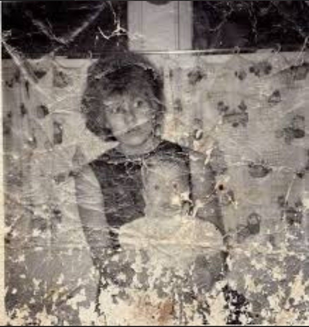 AI image generated from the “Damaged Vintage Mother and Child Photo” prompt