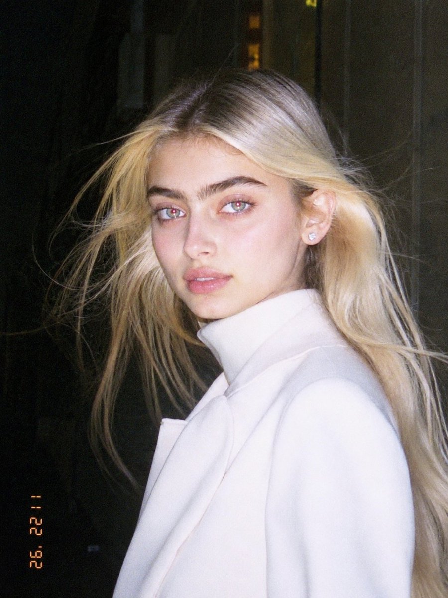 AI image generated from the “Early 1990s Flash Portrait” prompt